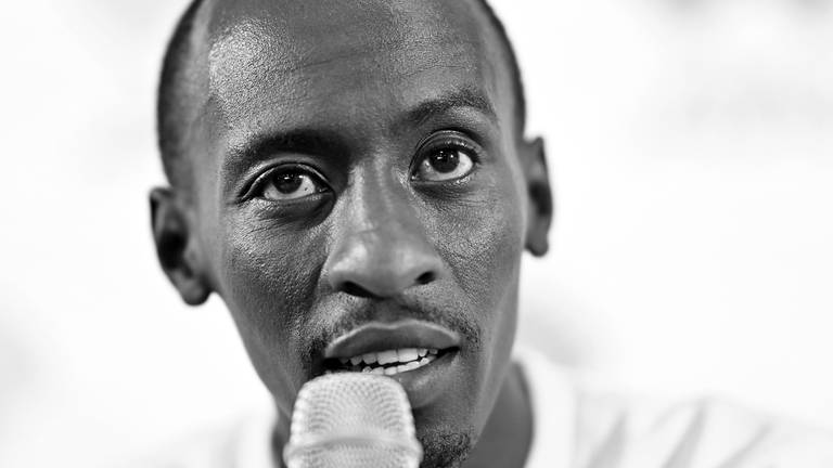 12. Februar: Der kenianische Marathon-Weltrekordhalter Kelvin Kiptum ist im Alter von nur 24 Jahren bei einem Autounfall in seiner Heimat Kenia verstorben. Kiptum feierte erst 2022 sein Debut in der Marathon-Disziplin indem er in nur einer Saison bis auf Platz 2 der „ewigen Bestenliste“ vorstieß. Im Oktober 2023 dann die Krönung: Kiptum läuft 2:00:35 Stunden einen neuen Weltrekord über die 42 Kilometer beim Chicago-Marathon. Bei dem Unfall starb auch sein aus Ruanda stammender Trainer Garvais Hakizimana. (Foto: picture-alliance / Reportdienste, picture alliance | Anadolu | Mustafa Yalcin)
