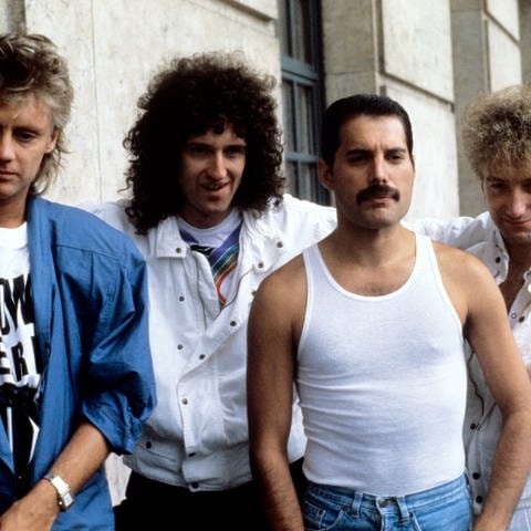 Queen, 1985 in London (von links: Roger Taylor, Brian May, Freddie Mercury und John Deacon)