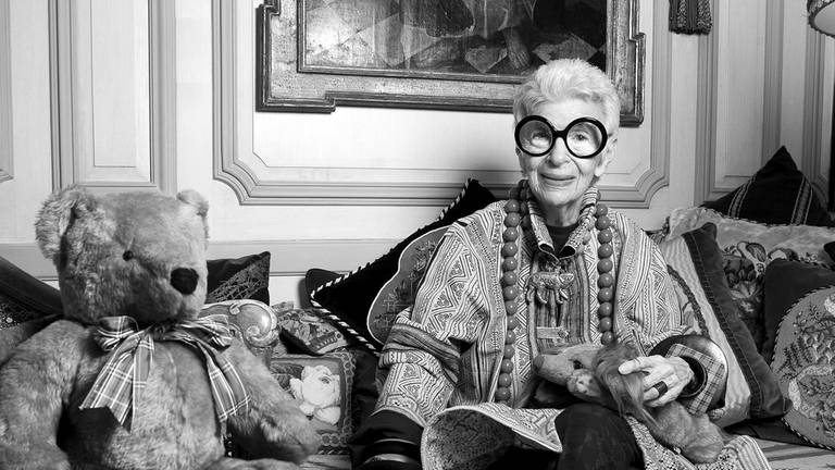 1.	März: Die amerikanische Modeikone Iris Apfel ist im Alter von 102 Jahren verstorben. Die gebürtige New Yorkerin war vor allem für ihre große Brille und ihren teilweise schrillen Schmuck bekannt. Apfel, die unter anderem für neun US-Präsidenten die Inneneinrichtung des Weißen Hauses mitgestaltete, hatte ihren Durchbruch Mitte der 1980er-Jahre. Sie arbeitete unter anderem mit Unternehmen wie H&M, Citroen oder amerikanischen Baumarktketten zusammen und hatte eine eigene Brillen-Kollektion. (Foto: picture-alliance / Reportdienste, picture alliance | Sipa USA | Jonas Gustavsson)