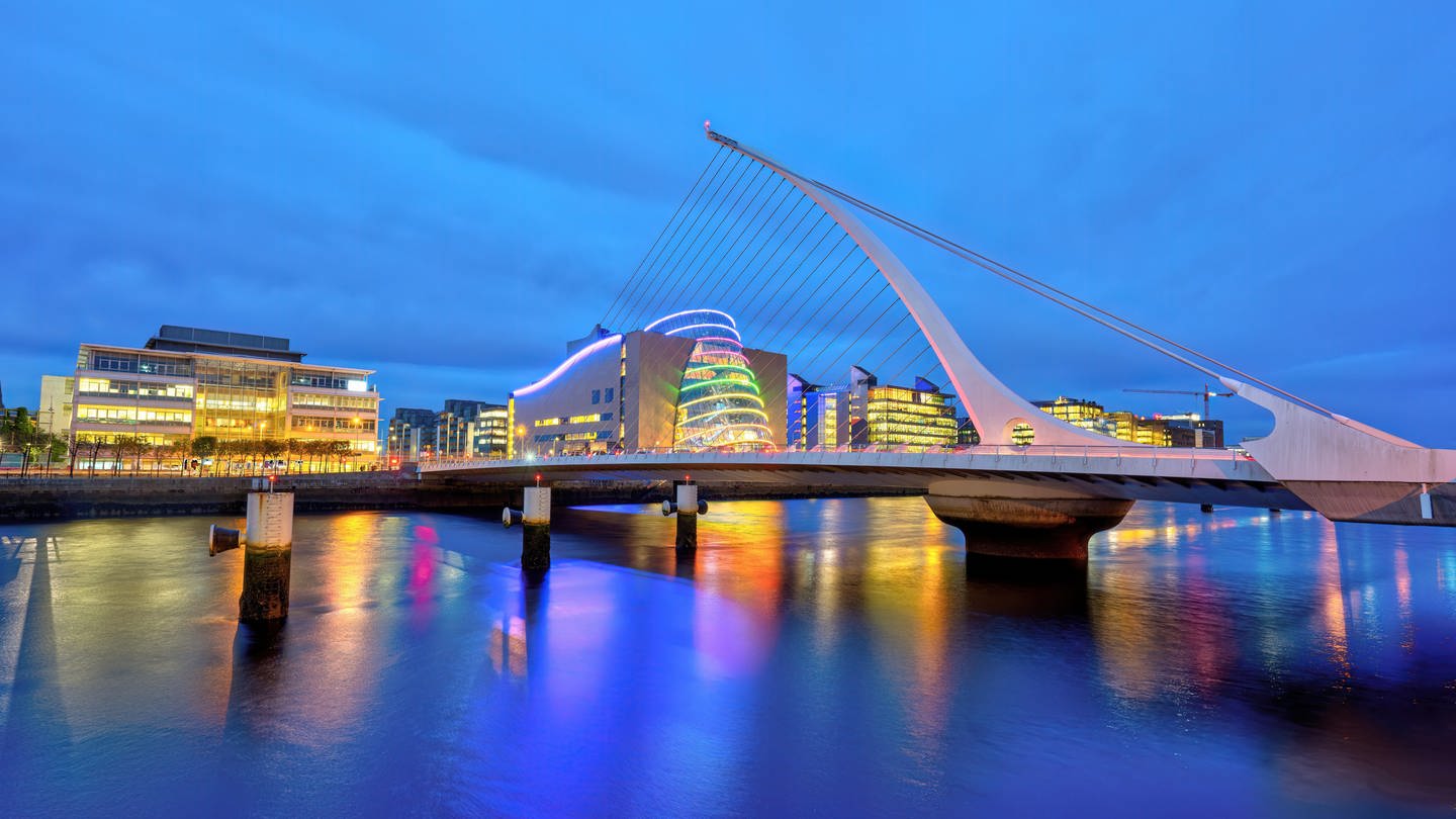 Dublin: Der Fluss Liffey und die Samuel-Beckett-Bridge - Sinéad O’Connor, Bono von U2, Boyzone und Thin-Lizzy kommen aus Dublin. (Foto: picture-alliance / Reportdienste, picture alliance / Zoonar | elxeneize)