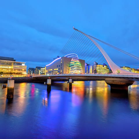 Dublin: Der Fluss Liffey und die Samuel-Beckett-Bridge - Sinéad O’Connor, Bono von U2, Boyzone und Thin-Lizzy kommen aus Dublin. (Foto: picture-alliance / Reportdienste, picture alliance / Zoonar | elxeneize)
