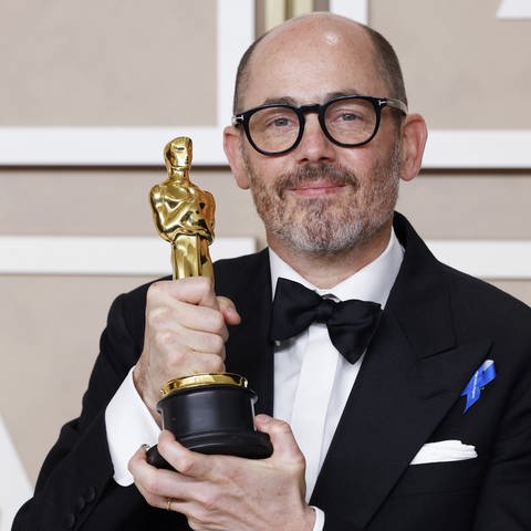 Filmregisseur Edward Berger mit seinem Oscar für "Bester Internationaler Film" bei den 95. Academy Awards 2023. (Foto: picture-alliance / Reportdienste, picture alliance / newscom | John Angelillo)