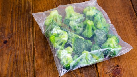 Brokkoli vor dem Einfrieren kurz blanchieren | Diese Lebensmittel nicht einfrieren oder im Gefrierfach oder Tiefkühler lagern. (Foto: Colourbox)