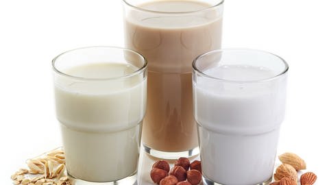 Mandel-, Kokos- oder Hafermilch können problemlos eingefroren werden. | Diese Lebensmittel nicht einfrieren oder im Gefrierfach oder Tiefkühler lagern. (Foto: Colourbox)