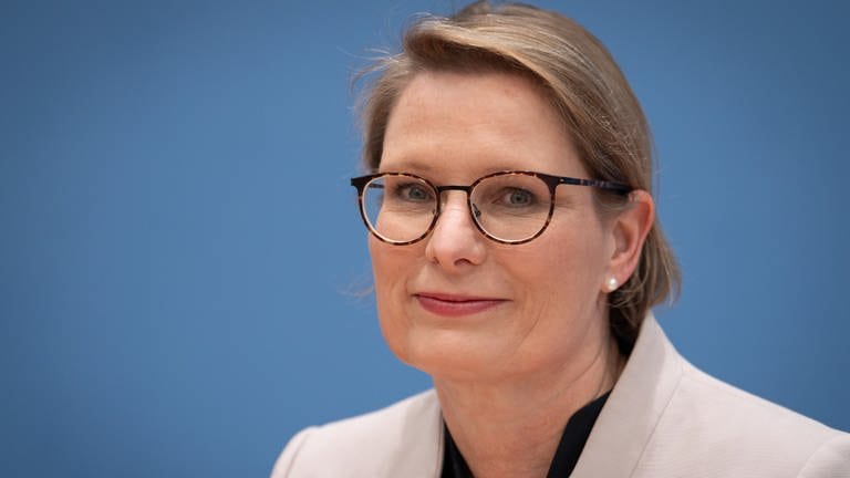 Die rheinland-pfälzische Bildungsministerin Stefanie Hubig (SPD) möchte die Anstrenungen zum Start der Förderschulreform im kommenden Schuljahr noch einmal intensivieren.