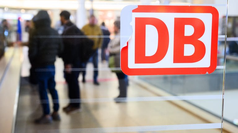 Ein beschädigtes DB-Logo klebt im Hauptbahnhof Hannover. (Foto: picture-alliance / Reportdienste, dpa Bildfunk, picture alliance/dpa | Julian Stratenschulte)