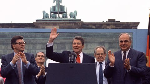 Bei einem Berlin-Besuch im Juni 1987 formuliert der damalige US-Präsident Ronald Reagan bei einer Rede vor der Mauer am Brandenburger Tor die berühmte Forderung: "Mr. Gorbatschow tear down this wall." (Foto: picture-alliance / Reportdienste, picture alliance / ASSOCIATED PRESS | IRA SCHWARTZ)