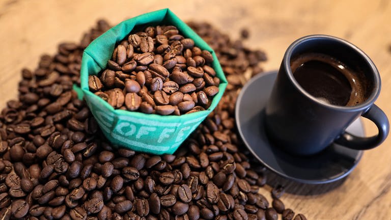 Kaffeetasse und Kaffeebohnen | Wie nachhaltig ist Kaffee? (Foto: picture-alliance / Reportdienste, picture alliance / PIXSELL | Emica Elvedji)