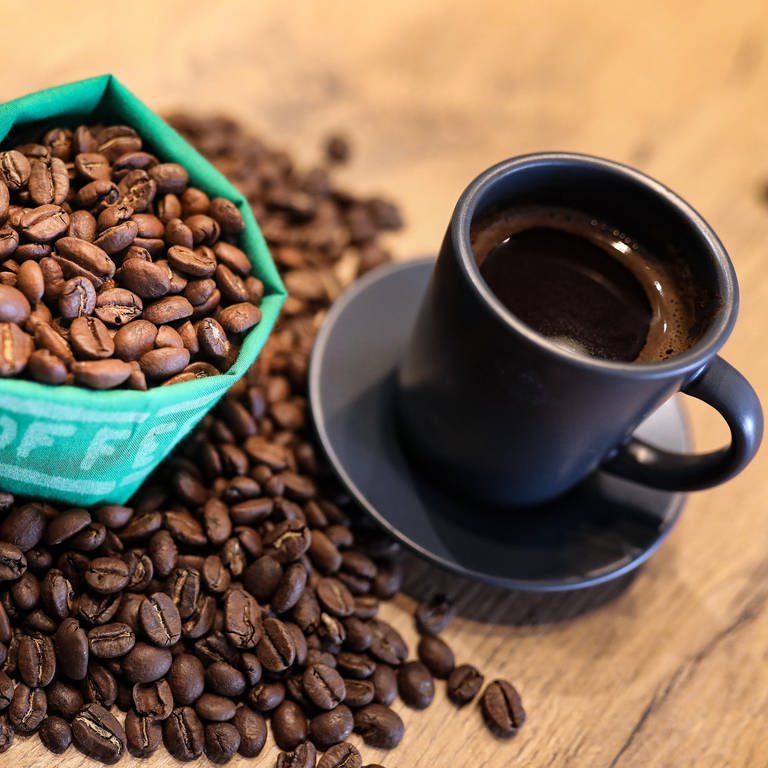 Kaffeetasse und Kaffeebohnen | Wie nachhaltig ist Kaffee? (Foto: picture-alliance / Reportdienste, picture alliance / PIXSELL | Emica Elvedji)