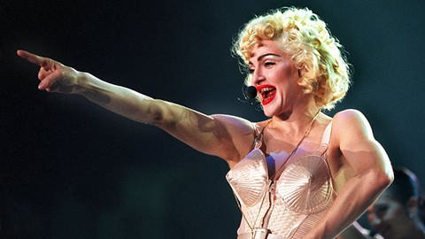 Madonna bei einem Auftritt 1990 | SWR1 Hits und Storys: Madonna – "Like A Prayer" (Foto: picture-alliance / Reportdienste, dpa Bildfunk, picture alliance / dpa | Franz-Peter Tschauner)