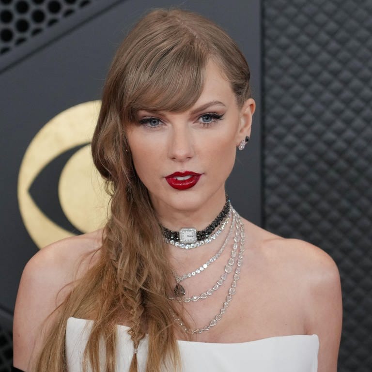 Taylor Swift kündigte bei den Grammy Awards ihr neues Album "The Tortured Poets Department" an (Foto: picture-alliance / Reportdienste, picture alliance / Sipa USA | Sipa USA)