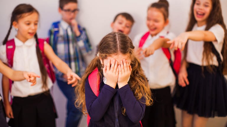 Kinder mobben ein Mädchen | Neues Schulbarometer: Gewalt an Schulen nimmt zu (Foto: picture-alliance / Reportdienste, picture alliance / Zoonar | Oksana Shufrych)