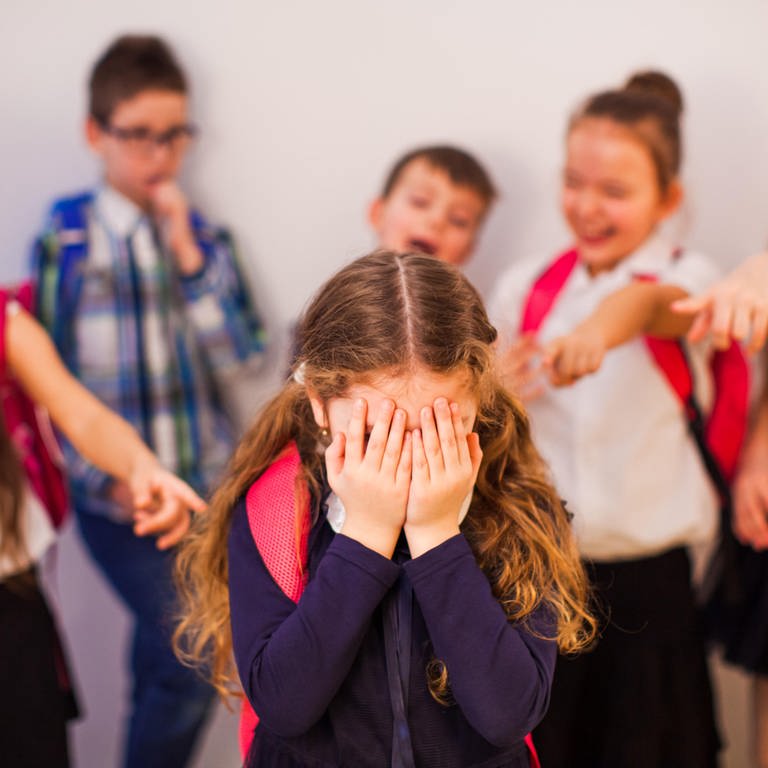 Kinder mobben ein Mädchen | Neues Schulbarometer: Gewalt an Schulen nimmt zu (Foto: picture-alliance / Reportdienste, picture alliance / Zoonar | Oksana Shufrych)