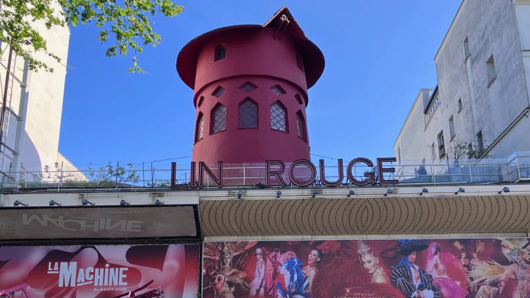 25. April: Plötzlich war die Mühle flügellos: Die Mühlenräder des weltberühmten Kabaretts "Moulin Rouge" in Paris sind zusammen mit einigen Buchstaben des Namens vom Dach gefallen. Das Varieté-Theater am Fuße des Montmartre ist ein Touristenmagnet und gilt als Geburtsort des Cancan-Tanzes. Es wurde 1889 eröffnet – im selben Jahr, in dem auch der Eiffelturm in der französischen Hauptstadt fertiggestellt wurde.