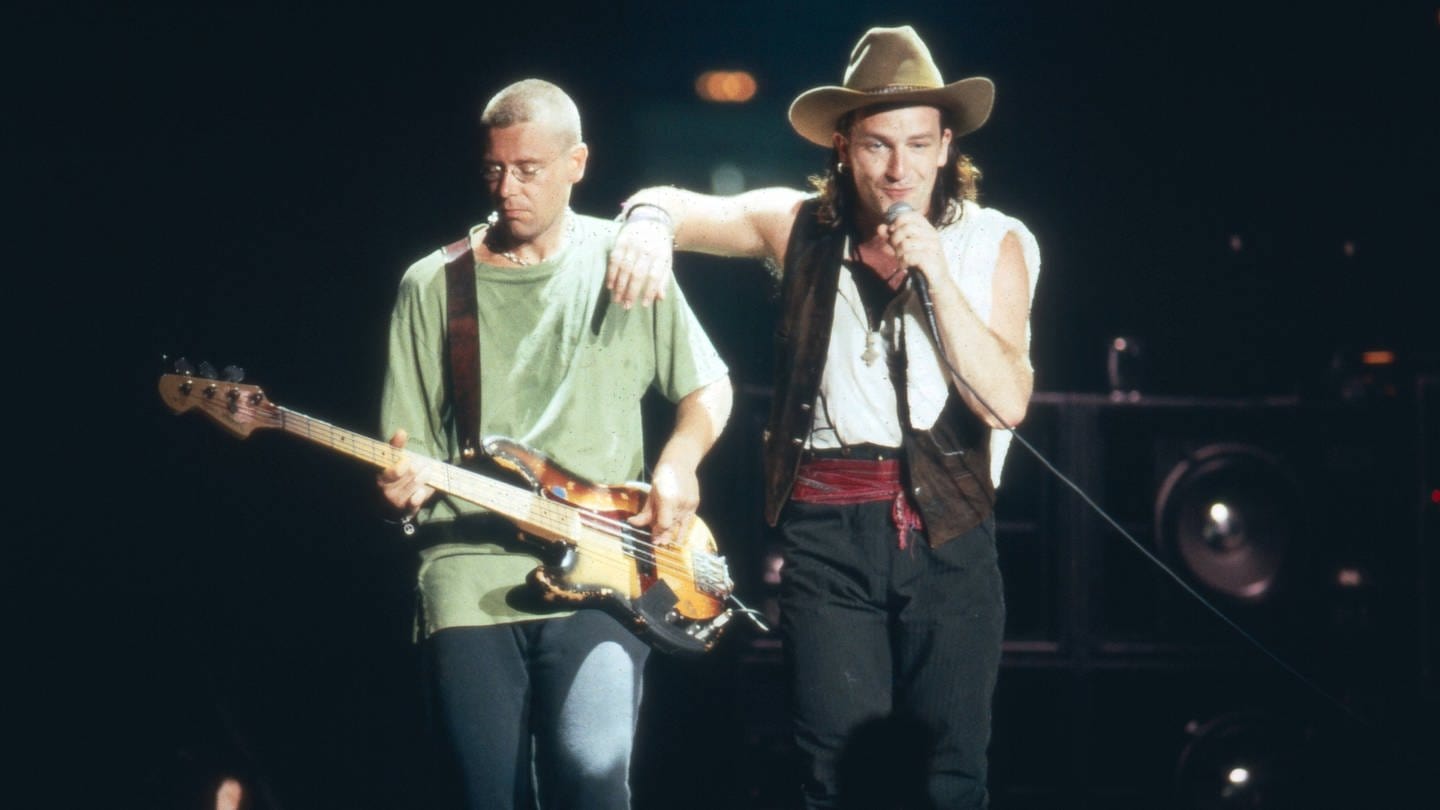 Die Band U2 bei einem einem Konzert in München 1987. (Foto: picture-alliance / Reportdienste, picture alliance / United Archives | Fryderyk Gabowicz)