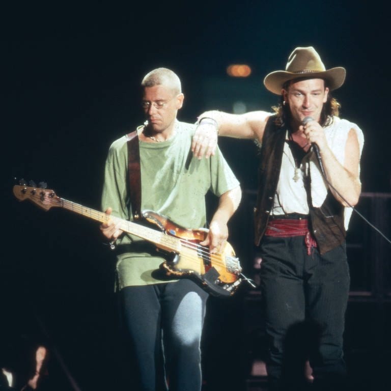 Die Band U2 bei einem einem Konzert in München 1987. (Foto: picture-alliance / Reportdienste, picture alliance / United Archives | Fryderyk Gabowicz)
