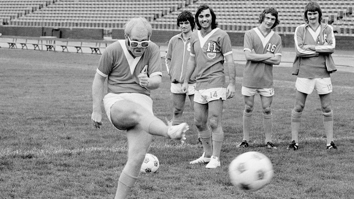 Elton John schießt einen Ball von sich | EM 2024: Promis im Fußballfieber (Foto: dpa Bildfunk, picture alliance / ASSOCIATED PRESS | -)