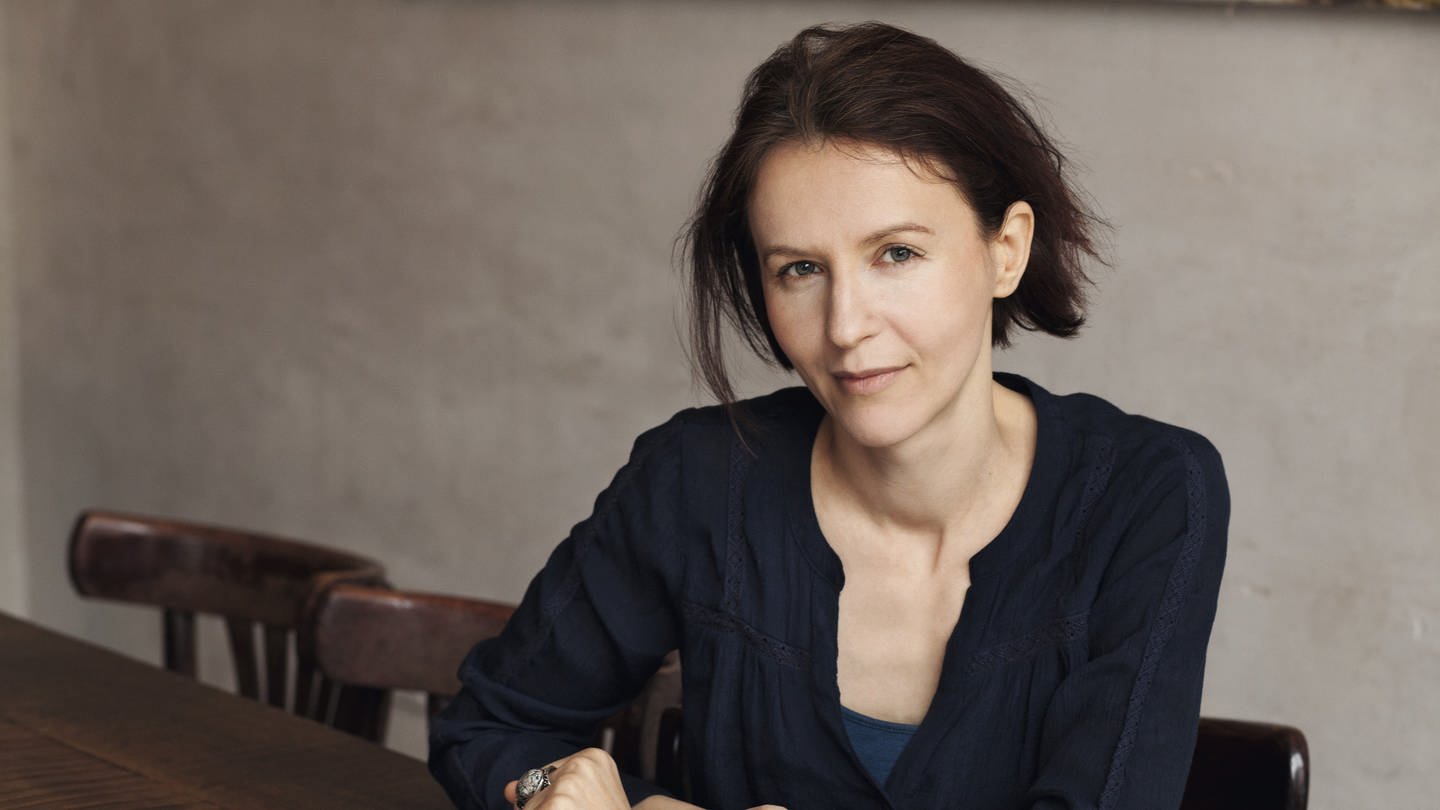 Schriftstellerin Alina Bronsky spricht in SWR1 Leute über ihre Bestseller-Bücher