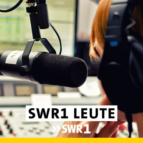 SWR1 Leute: Wir nehmen uns die Zeit für meist einen Gast - Der Podcast zur Radio-Sendung (Foto: Frau vor Mikrofon mit Schriftzug) (Foto: SWR)