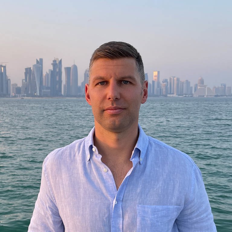 Thomas Hitzlsperger spricht in SWR1 Leute über die Fußball WM in Katar (Skyline Doha) (Foto: SWR, SWR/nglow/Nick Golüke)
