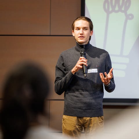 Florian Stupp bei einem Vortrag. Er war bei "Jugend debattiert" und spricht in SWR1 Leute darüber. (Foto: © experimenta)