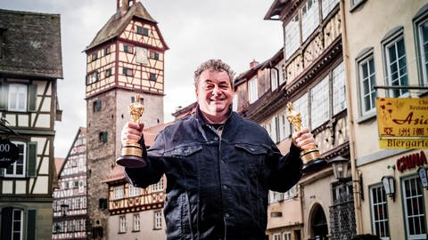 Gerd Nefzer steht auf einem Platz in Schwäbisch Hall in Baden-Württemberg und hält zwei Oscars in der Hand. Er hat sie für die Special Effekts in Blade Runner 2049 und Dune gewonnen. In SWR1 Leute spricht er über seine schwäbischen Wurzeln und seinen Erfolg in Hollywood. (Foto: Michael Ankenbrand)