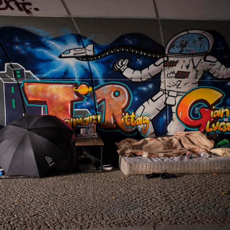 Unter den Brücken von Berlin, Obdachloser auf einer Matratze unter der Lessingbrücke. Ex-Obdachloser Richard Brox macht in SWR1 Leute auf die schlimme Situation der Obdachlosen aufmerksam. Darum geht es auch in seinem neuen Buch "Deutschland ohne Dach". (Foto: picture-alliance / Reportdienste, picture alliance / imageBROKER | Rolf Zöllner)
