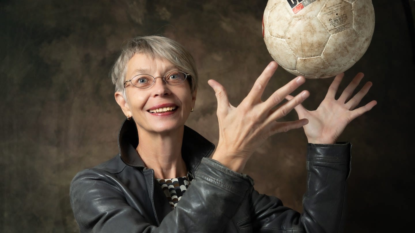Journalistin Martina Keller spricht in SWR1 Leute über ihre Leidenschaft: Fußball (Foto: Hartmut Schwarzbach)