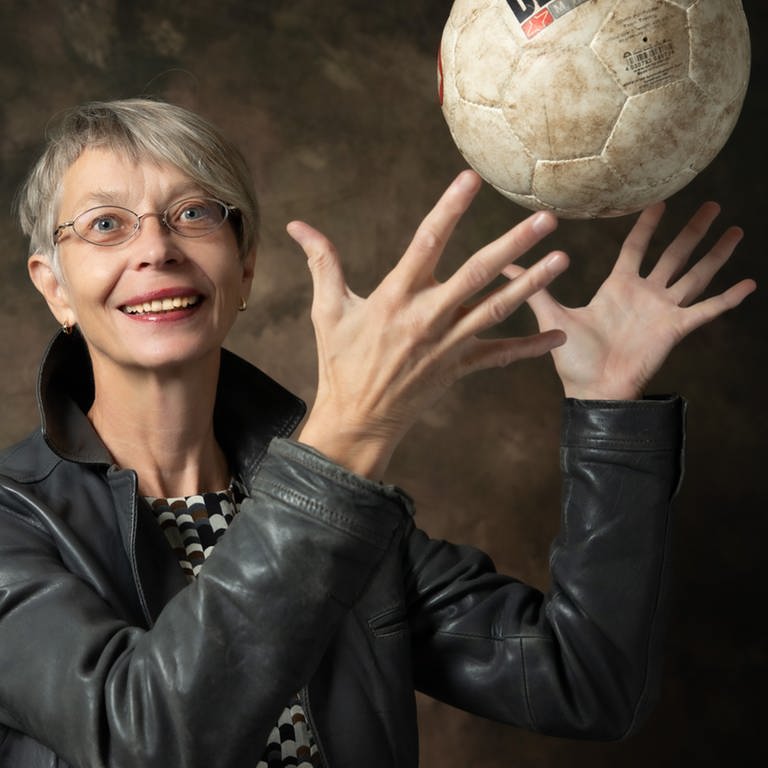 Journalistin Martina Keller spricht in SWR1 Leute über ihre Leidenschaft: Fußball