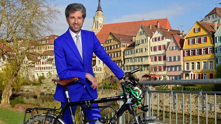 Oberbürgermeister Boris Palmer, SWR1 Leute | Boris Palmer mit Fahrrad auf der Neckarbrücke (Foto: Gudrun de Maddalena)