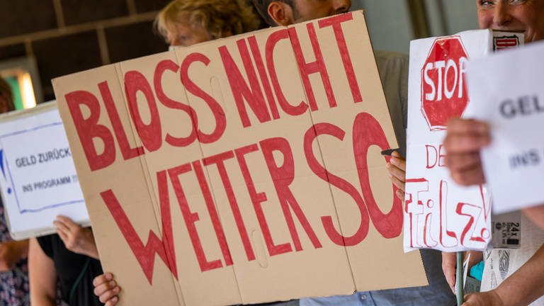 Schild mit der Aufschrift "Bloss nicht weiter so" (Foto: picture-alliance / Reportdienste, Picture Alliance)