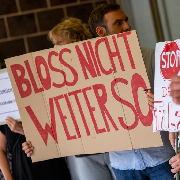 Schild mit der Aufschrift "Bloss nicht weiter so" (Foto: picture-alliance / Reportdienste, Picture Alliance)