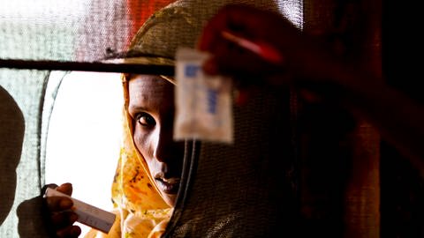 Eine somalische Frau bekommt Medikamente für ihr Kind in einer Klinik von Ärzte ohne Grenzen in einem Flüchtlingslager in Dadaab, Kenia, am 17.06.2011. Sie helfen bei Krisen, Kriegen und Katastrophen, warnen vor Aids und Malaria, protestieren gegen moralisch bedenkliche Pharma-Praktiken oder organisieren Impf-Kampagnen: Die Helfer der humanitären Organisation Ärzte ohne Grenzen.