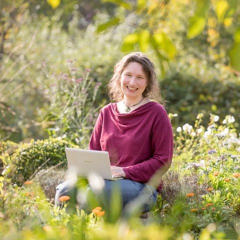 Gartenexpertin Melanie Öhlenbach erklärt in SWR1 Leute, wie aus einem Balkon ein Minigarten wird