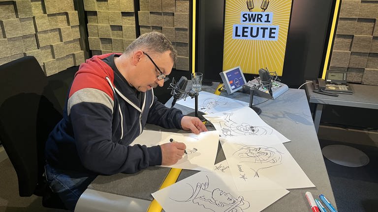 Disney Chefzeichner Andreas Deja zeichnet Figuren aus Disney-Trickfilmen im SWR1 Studio