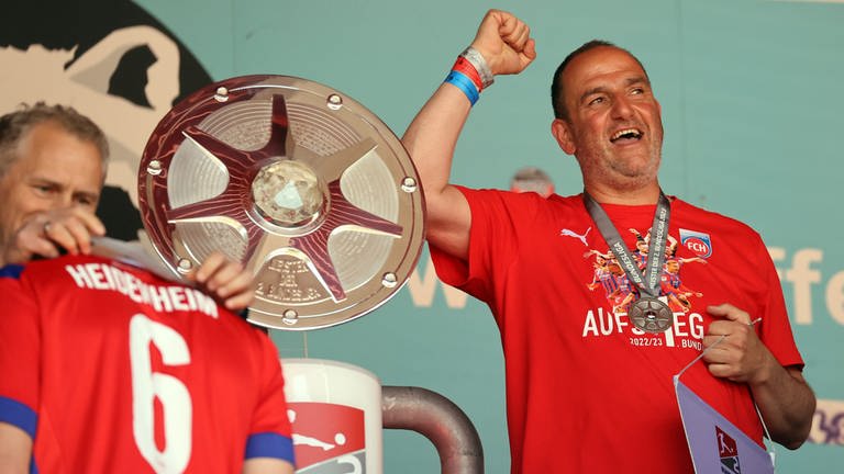 Trainer Frank Schmidt feiert den Aufstieg des 1. FC Heidenheim in die 1. Fußball-Bundesliga