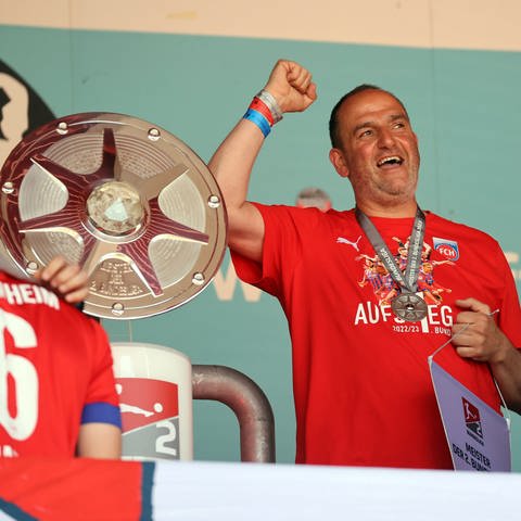 Trainer Frank Schmidt feiert den Aufstieg des 1. FC Heidenheim in die 1. Fußball-Bundesliga