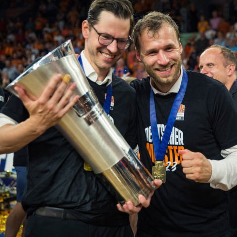 Anton Gavel, Basketball-ratiopharm-Trainer, spricht in SWR1 Leute über die gewonene Meisterschaft. Ulm vs. Bonn Final-Spiel. (Foto: Langer | Langer | Steiner)