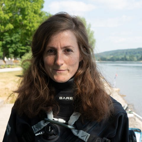 Julia Goldhammer im Trockentauchanzug vor einem Taucheinsatz am Bodensee. 