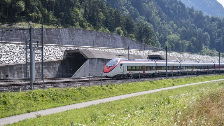 Kaum Verspätungen und Zugausfälle: Darum ist die Schweizer Bahn pünktlicher als die DB. Dr. Peter Flüglistaler ist Direktor des Schweizer Bundesamts für Verkehr. Sein Spitzname: "Bahnbeschleuniger". In SWR1 Leute verrät er seine Lösungsvorschläge für die Probleme der DB mit Fahrplan und Schienennetz.