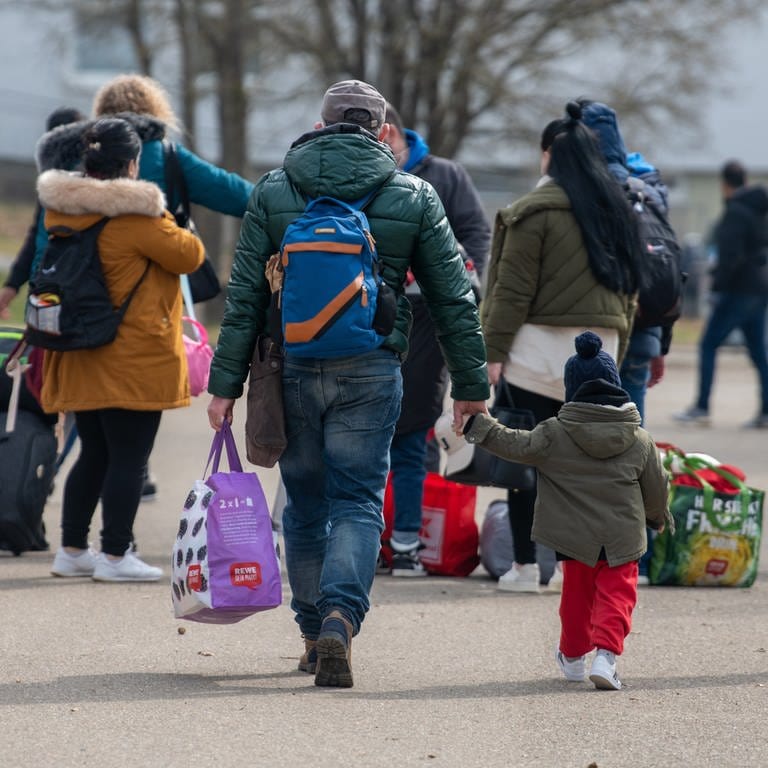 Flüchtlinge gehen zur Landeserstaufnahmestelle (Foto: picture-alliance / Reportdienste, Foto: Stefan Puchner)