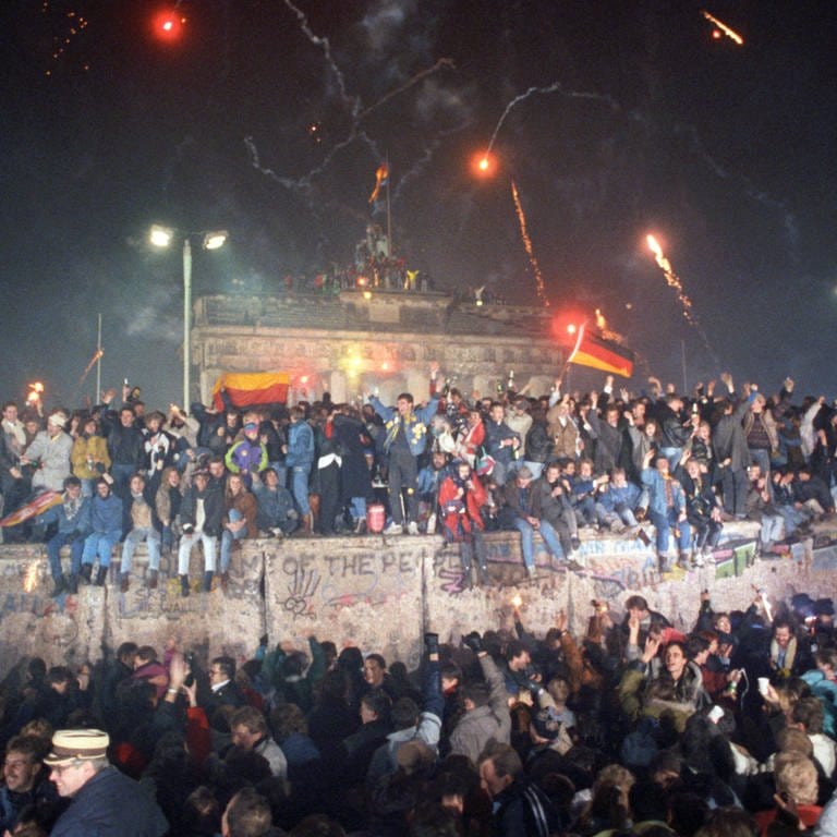 Mehrere hunderttausend Menschen aus Ost und West feiern am 31.12.1989 zum ersten Mal seit dem Bau der Berliner Mauer ausgelassen ein gesamtdeutsches Silvester am Brandenburger Tor. Berlin, Deutschland