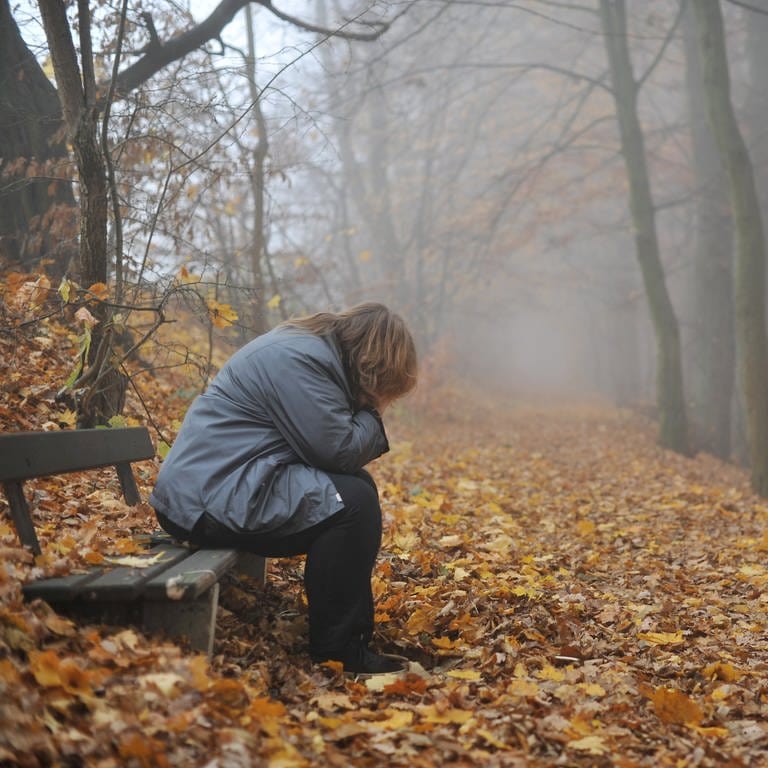 Mit Psychologin und Podcasterin Franca Cerutti besser durch die dunklen Monate. Sie weiß, was gegen den Herbstblues und die Winterdepression hilft. Die Psychotherapeutin gibt in ihrem Podcast "Psychologie to go!" aber auch Hilfe zu vielen anderen Themen wie Burnout, Phobien oder Trauer.