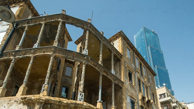 Ruinen aus dem Bürgerkrieg und das moderne Beirut.