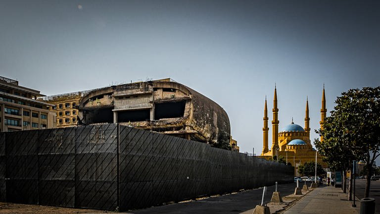 "The Egg" hätte das Kino von Beirut werden sollen. Die Bauarbeiten wurden aber vom Bürgerkrieg unterbrochen. (Foto: Jochen Enderlin)