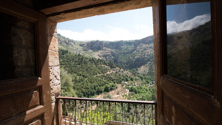 Blick aus einem Fenster des St.-Elisha-Klosters in die Natur des Wadi Qadisha. (Foto: Jochen Enderlin)