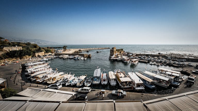 Der kleine Fischerhafen von Byblos - nördlich von Beirut. Byblos gehört zu den ältesten permanent besiedelten Orten der Erde.