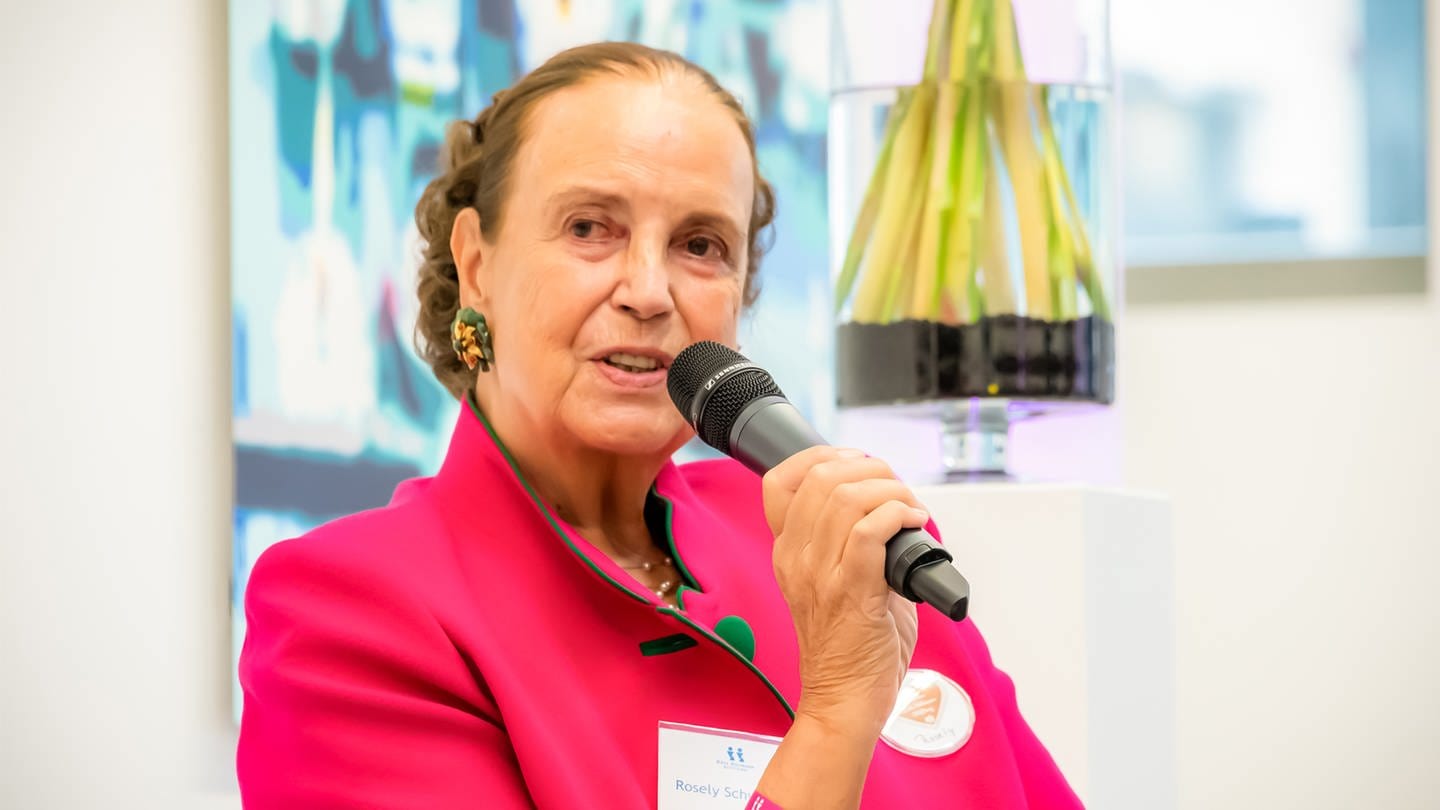Rosely Schweizer hält ein Mikrofon in der Hand und spricht. Die Unternehmerin und Politikerin entstammt der Oetker Dynastie. Als erfolgreiche Unternehmerin kämpft sie für Gleichberechtigung von Frauen. (Foto: Barbara Budulig)