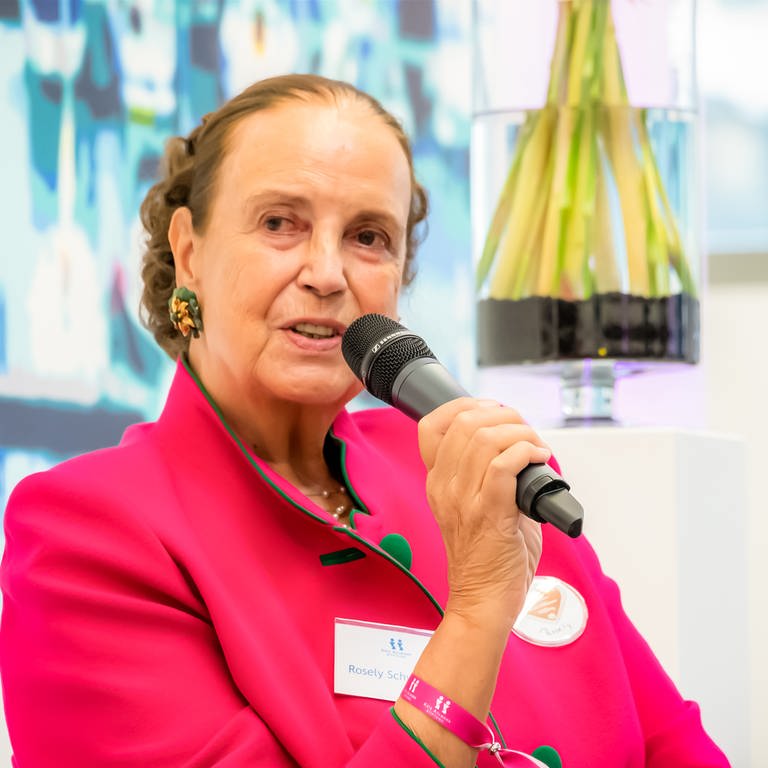 Rosely Schweizer hält ein Mikrofon in der Hand und spricht. Die Unternehmerin und Politikerin entstammt der Oetker Dynastie. Als erfolgreiche Unternehmerin kämpft sie für Gleichberechtigung von Frauen. (Foto: Barbara Budulig)