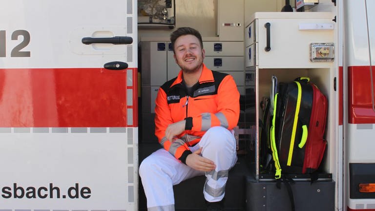 Marcel Wilhelm ist zu Gast in SWR1 Leute. Er ist einer der bekanntesten Rettungssanitäter Deutschlands und zeigt auf Social Media, wie sein spannender Arbeitsalltag aussieht. In der Notfallrettung ist er regelmäßig in Frankfurt im Einsatz. (Foto: privat)
